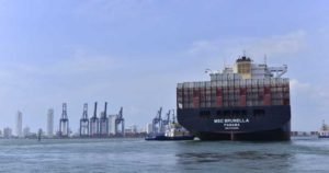 Megabarcos a la vista de los puertos colombianos